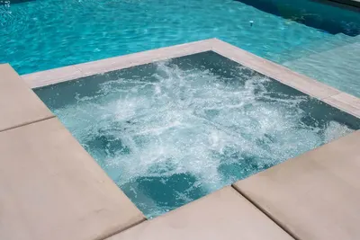 Jacuzzi / Shallow Pool